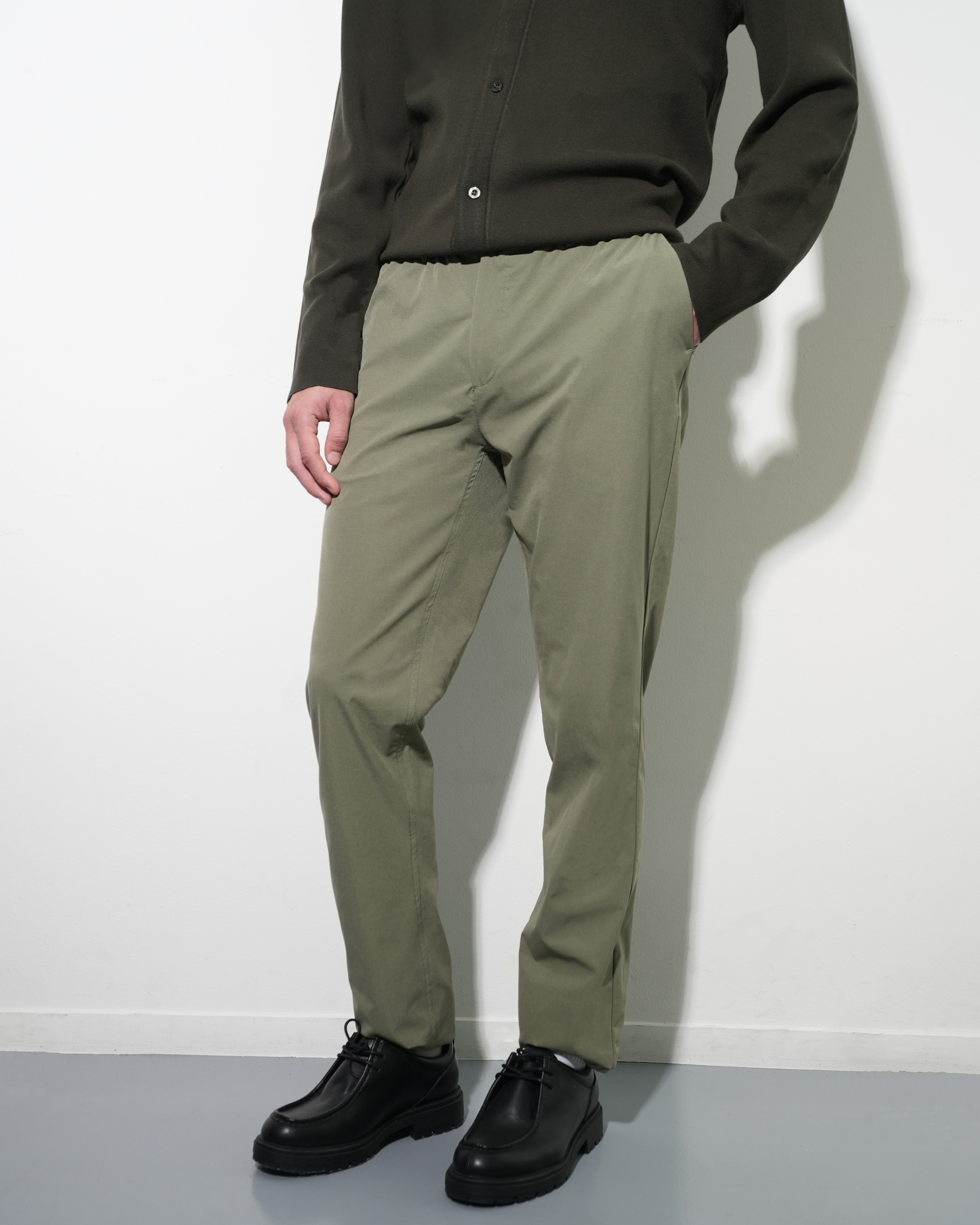 Light-weight pants olive